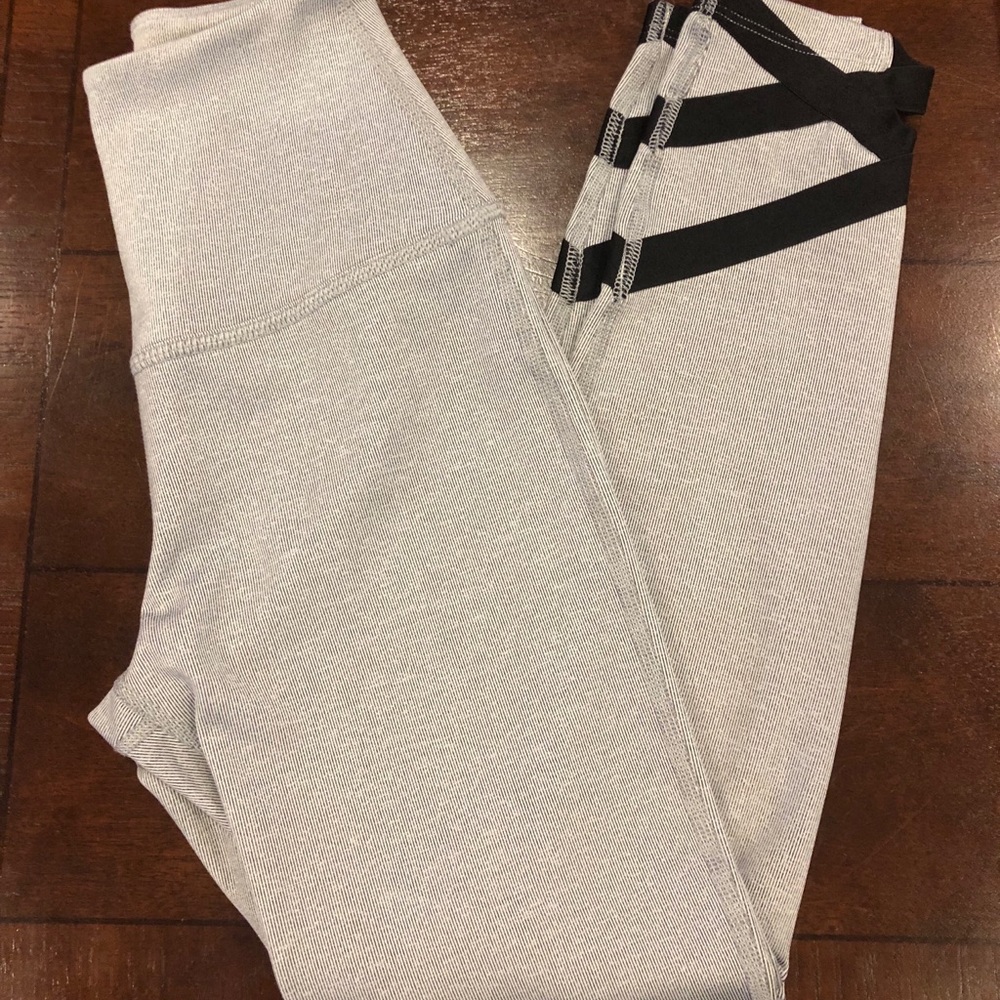 VEUC beyond Yoga crop leggings size xs lattice